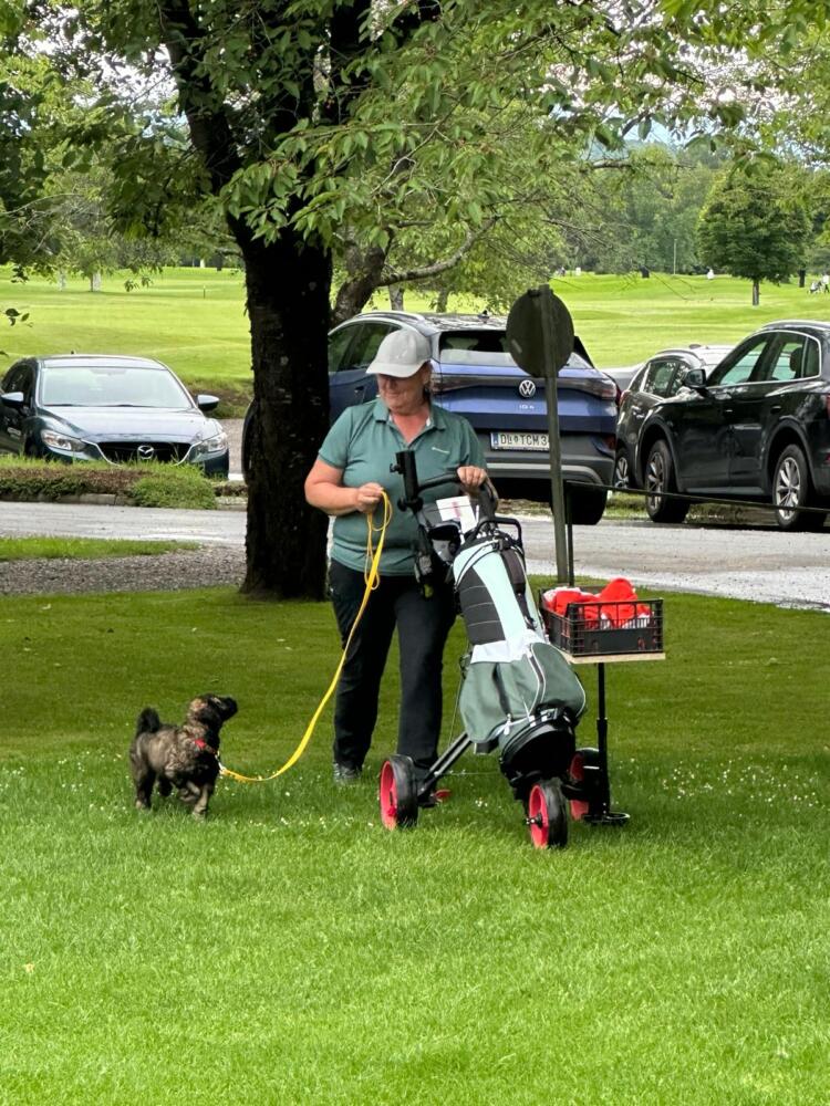 Toni neben Golfwagerl